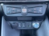 オートエアコン。運転席、助手席を温めるシートヒーターのスイッチです。