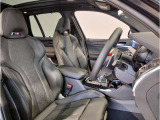 【コックピットシート】BMW車の主役席。車体中央にくる様に配置し車両重心とが一致する事でドライバーと車との一体感あるドライビングを実現。人間工学に基づき形成した形状が長時間のドライブ疲労も軽減します!