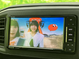 画面には映像が表示され、停車中のひとときに映像を楽しめます。見やすい大きさのモニターで、画面脇には操作ボタンも配置。移動中の視聴を促さず、安全に配慮して活用できます。