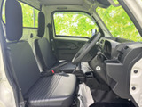 運転席と助手席が並ぶシンプルなキャビンで、座面や背もたれの形状を確認できます。窓から外の様子を見渡しやすく、乗り降りの際も室内の様子を把握しやすい、実用的な空間です。