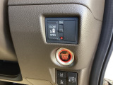 パワースライドドアの開閉はスマートキーのリモコンやドアノブは勿論、運転席側のスイッチ操作でも開閉ができ、安全・簡単です。