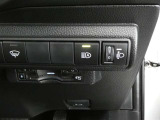 オートマチックハイビーム装備です。先行車や対向車のライトを認識し、ハイビームとロービームを自動で切り替える機能です。夜道の視界を確保します。詳細は販売店スタッフまでおたずねください。
