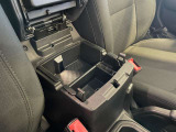 車内の小物をすっきりと整理できる大容量のセンターコンソールボックス。