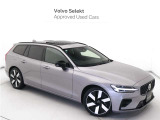 Volvo Cars appで車にリモートアクセスして、空調機能の操作や車の施錠・開錠、ソフトウェア更新などが可能です。エアコンやシートヒーターを操作して、出発前に車内を快適な温度に整えられます。