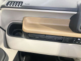 助手席前に小物が置けるスペースもあります