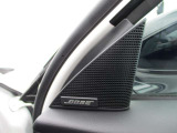 車内音響に合わせてチューニングされた専用スピーカーのBOSEシステム。奥行きのある澄んだ音と驚きの臨場感で、移動時間をプレミアムな音楽空間へと進化させます。