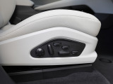 アダプティブスポーツシートプラスは、18Way電動調節機能内蔵。座面とバックレストサイド部はクッションが固めに仕上げられ、優れたサポート性を持ちます。
