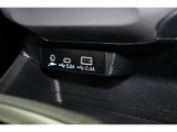 小物の収納に便利なセンタートレイには携帯等のデバイスの充電可能なUSB出力電源付です。