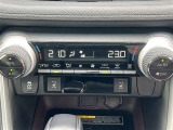 オートエアコン付き!運転席と助手席で温度を変えることも出来るので、車内暑い寒い論争も回避できます...!シートヒーターも付いているので冬場は特に快適です!!
