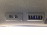 後部座席にもエアコンの吹き出し口があるので車内全体を快適に過ごすことができます。