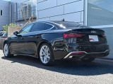 どの角度から見てもすぐに「Audi」だと分かり、時間が経っても古さを感じません。Audiの哲学であるタイムレスなデザインをすべての車に採用しています。