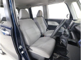 運転席シートは、座り心地に配慮した座面構造を採用しています。近場の移動から長めの運転まで、快適な姿勢を保ちやすいシートです。