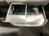 引き出し式のトレイとカップホルダーが付いているので便利です♪