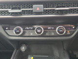 運転席と助手席それぞれで温度調整可能。快適性を高めるデュアルエアコンです。