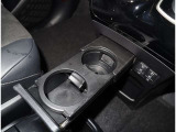 収納式のカップホルダー!やはりしっかりしている純正の装備が良いですね!