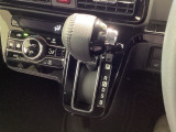 インパネシフトを採用しているので、前席の足元も広々としています。運転席と助手席の行き来もスムーズです!