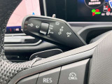 左側のコンビネーションスイッチ(ウィンカー/ワイパー操作)を採用。操作系を集約し、直感的で扱いやすいドライビングをサポート。