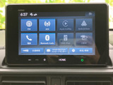 FM・AMやBluetooth Audioなど、選択できる項目が画面に整理され、目的の機能を見つけやすい構成です。スマートフォン連携にも対応したメニューがあり、日々の移動を快適にサポートします。