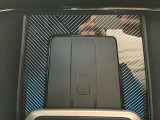 【置き型充電器】置き型充電に対応しております。お持ちの携帯電話が置き型充電器対応でしたら、充電コードの必要なく、すっきりとした車内のまま携帯の充電が可能です。