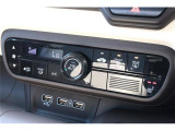 オートエアコン付です。簡単操作で快適に車内温度をコントロールします。