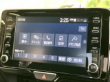 目的地設定などのメニューが表示され、画面上で案内に関する操作を確認できます。停車中にはテレビや映像を楽しむ場面にも活用でき、日々の移動を便利に支える装備です。