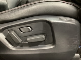 運転席にはパワーシートを装備!シート位置を記憶するメモリー機能付きなのでご夫婦で2名分セットすると便利です♪