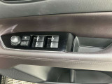 パワーウィンドウのスイッチですよ。運転席に居ながら窓を開け閉めのコントロールできます。