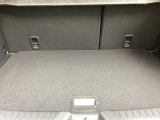 ラゲッジルーム内の凹凸をなくす事でスッキリした広がりを造りだし、荷物がスムーズに出し入れできる気持ちよさ、使い易さを実現!