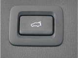 【パワーバックドア】スマートキーや運転席のボタンを押すだけでリアゲートが自動で開閉します。両手に荷物を持っている時や高い位置のバックドアを閉める際に便利な機能です。