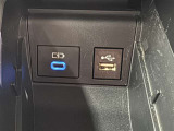 充電用USB端子付き。スマートフォンなどの充電に便利です。