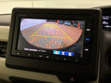 リバースギアに入れるだけで後方の表示へ切り替わります。夜間や雨の日の駐車も楽になりますよ。