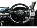 運転中もハンドルでの操作が可能です。特に高速道路等の目が離せない運転時には、便利さだけでなく、安全性も兼ね備えております。