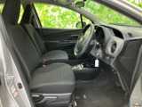 運転席まわりは前方への見通しがよく、シートに座った際も周囲を確認しやすいレイアウトです。落ち着いた色合いの室内は清潔感があり、座面や足元にもゆとりを感じられるため、毎日の移動にも快適です。