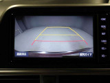 バックモニター装着車は後退時の強い味方です♪車庫入れや縦列駐車の際、後退操作の参考になるガイドラインをナビ画面に表示します。