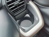 運転席側のドリンクホルダーは安定感のある埋め込み式となっています。