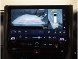 バックモニター付き。駐車の際のサポートとなり、必須アイテムのひとつですよね。それでも、バックする際は必ずご自身の目で確認をしてください。パノラミックビューで上から見下ろした視点でも確認できます!