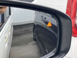 後側方の死角に車がいる場合に光って知らせます。