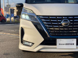 LEDヘッドランプを装備しておりますので、暗い道でも明るく照らしてくれるので安心して夜道やトンネルを運転できますよ!