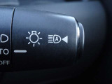 【ハイビームアシスト】先行車または対向車の有無や周辺の明るさなどに応じて、ヘッドライトのハイビーム(上向き)とロービーム(下向き)を自動で切り替えます。