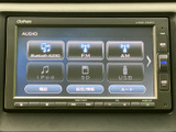 Bluetooth AUDIOやFM・AM、iPod、SD、USBなど、画面から音源を選べる仕様です。音楽やラジオを楽しみたいときに使いやすく、ドライブ中の過ごし方に合わせて切り替えられます。