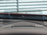 必要な情報を投影するヘッドアップディスプレイ(運転席前のガラス等に車速やナビ情報を投影する機能)。視線移動を最小限に抑え、速度やナビのルート案内、安全警告を直感的に確認。長距離運転でも疲れにくいです。