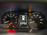 様々な車両情報を表示できるTFTマルチインフォメーションディスプレイを中央に配した視認性の高い大型2眼メーターです