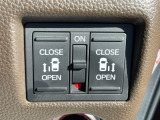 【両側パワースライドドア】両側がパワースライドドアになっており、運転席のスイッチやスマートキーでも開閉が可能。お子様やご年配の方でも乗り降りが楽になり介助等でも重宝します。