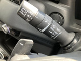 雨天時でもクリアな視界を確保できるワイパーレバーです。運転中の安全性を高め、スムーズな操作性を実現します。