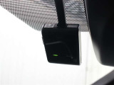 交通事故処理の迅速化等、運転中の「万が一」を記録してくれ、もしもの時も心強いドライブレコーダーを装備しています。