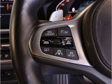 【ハンドル】ドライバーとBMW車の一体感がダイレクトに伝わるステアリングホイール。形状・太さへの拘りに加えて、操作性を高める為にスイッチ類も配置。クイックかつ安定のドライビングを体感下さい!