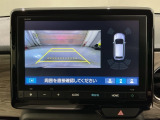 リバースギアに入れるだけで後方の表示へ切り替わります。夜間や雨の日の駐車も楽になりますよ。