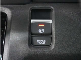 電子制御パーキングブレーキ搭載で指一本で簡単に操作することができます。さらに停車中に、ブレーキペダルを踏み続けなくても、自動的にブレーキを保持する機能である、オートマチックブレーキホールド付きです。