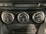 空調スイッチ類は最近流行のタッチパネル式ではなく、運転中でも直感的に操作できるダイヤル式を採用しております。