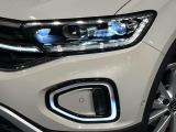 ●LEDヘッドライト:夜間走行時も良好な視界を確保し安心して運転できる高輝度LEDヘッドライトを装備!点灯速度が早く、消費電力も抑えられています。